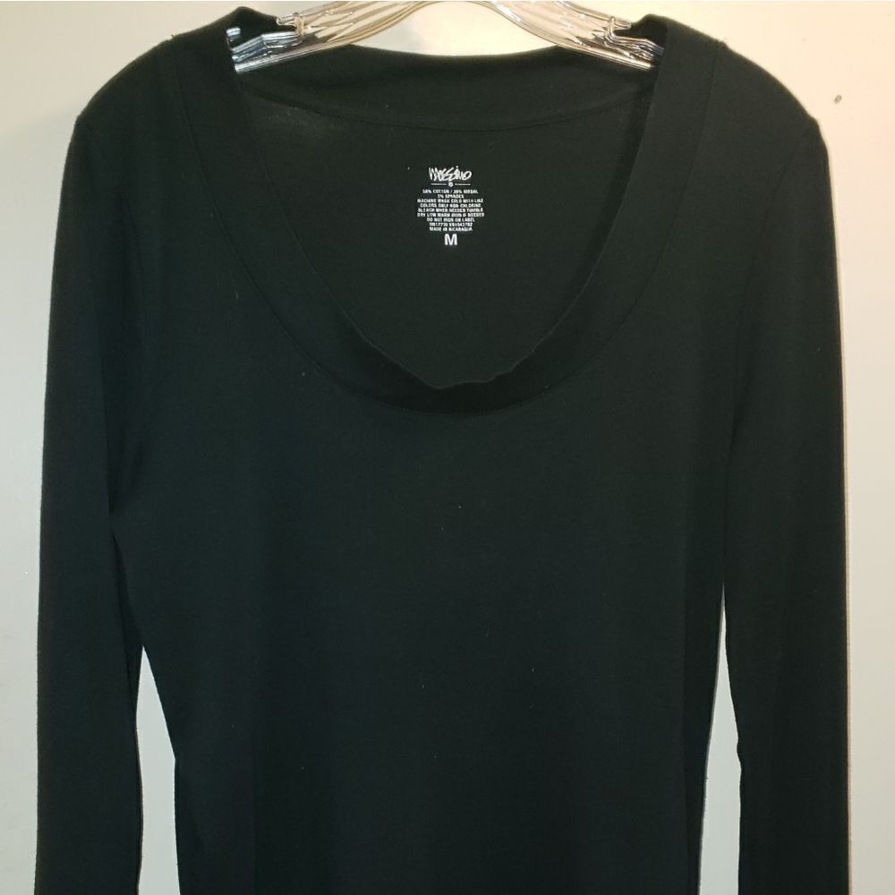FREE with any purchase Mossimo Long Sleeve Black Tee Size Medium - Picture 1 of 7